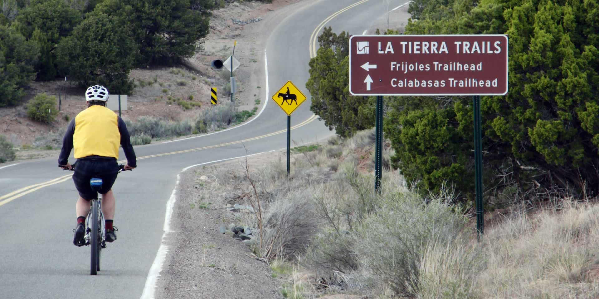 road-and-La-Tierra-sign-CIMG4950-crop